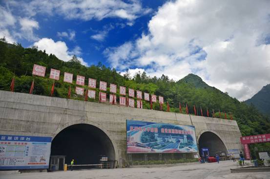 新二郎山隧道建设最新动态