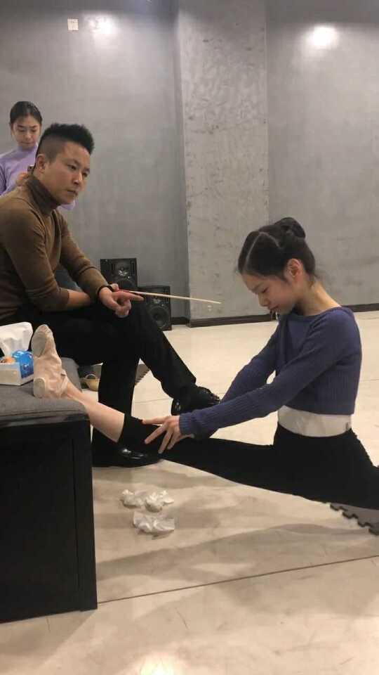 明星压腿训练