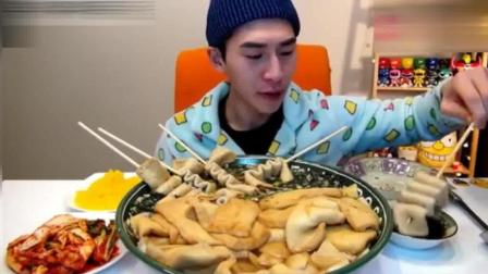 奔驰哥美食之旅，最新吃播视频展现无限魅力！